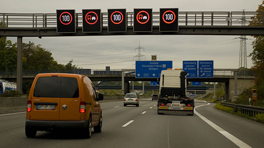 Schilderbr&uuml;cke mit H&ouml;chstgeschwindigkeit und &Uuml;berholverbot
